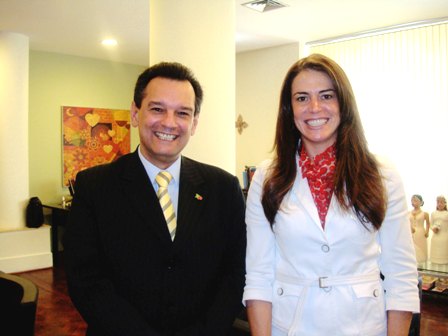 A secretária Érica Drumond e o gerente da TAP, Carlos Dias, durante visita à Setur